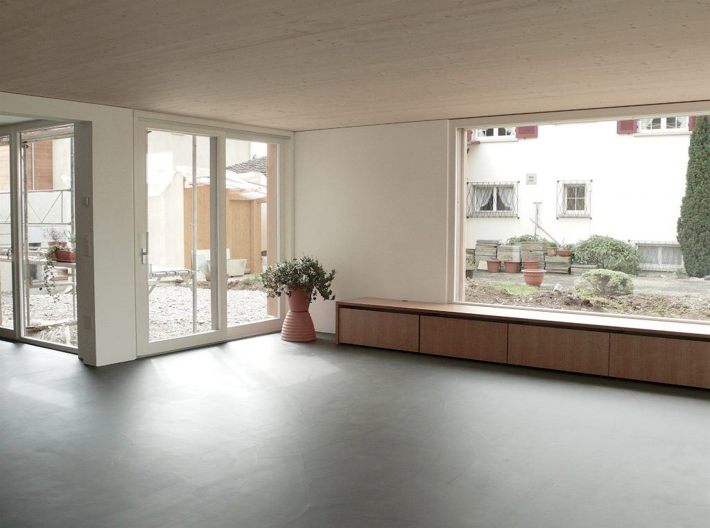 5 Einfamilienhäuser Klingnau Wohnen | Blick auf den hofartigen Aussenraum vor der Küche